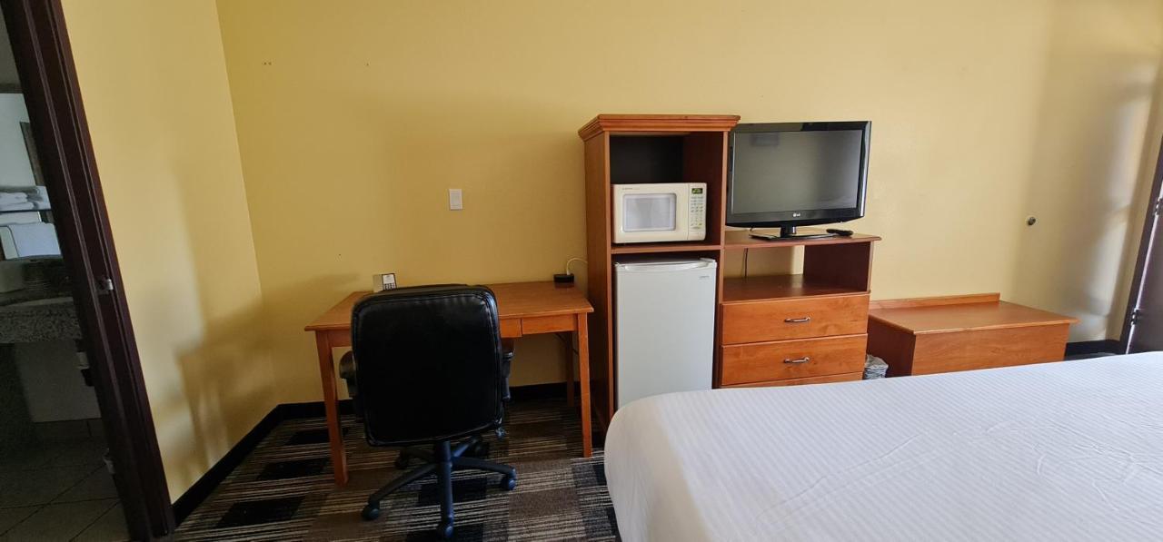 Oakridge Inn & Suites Εξωτερικό φωτογραφία
