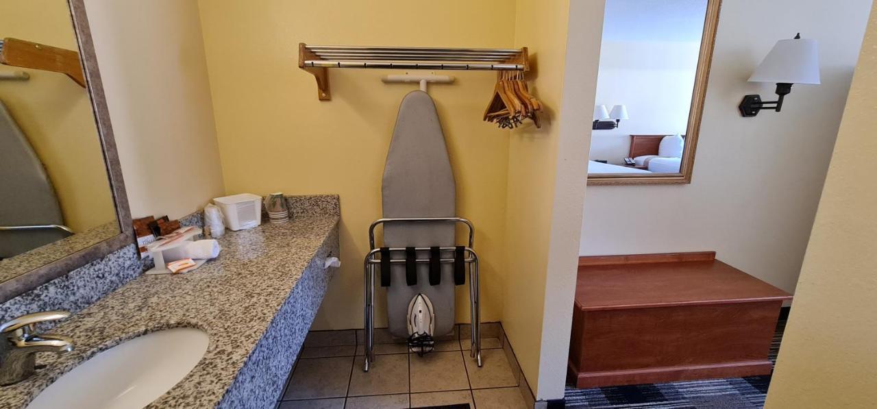 Oakridge Inn & Suites Εξωτερικό φωτογραφία