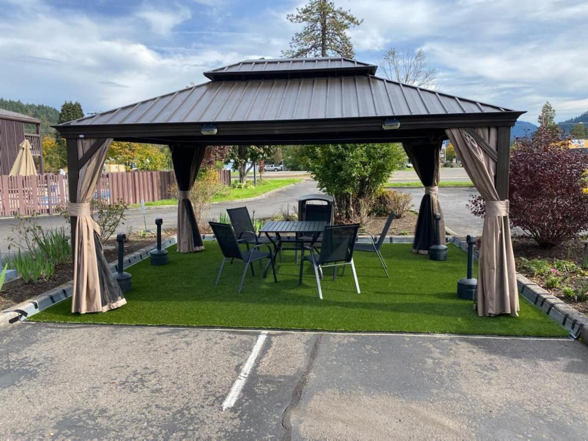 Oakridge Inn & Suites Εξωτερικό φωτογραφία