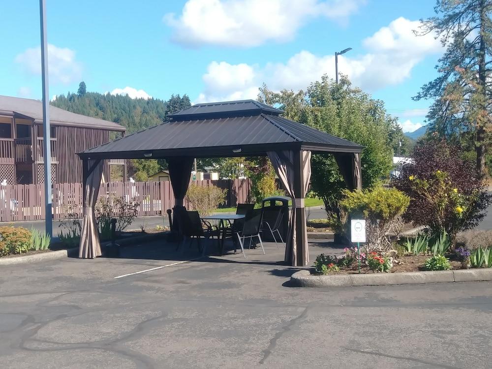 Oakridge Inn & Suites Εξωτερικό φωτογραφία