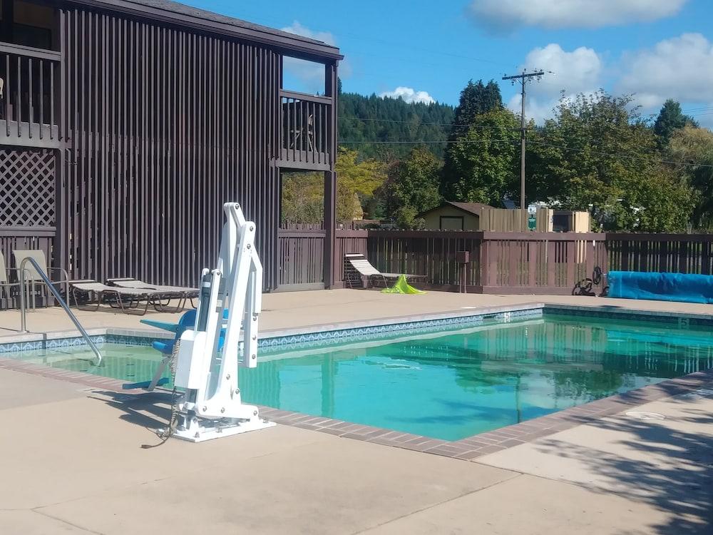 Oakridge Inn & Suites Εξωτερικό φωτογραφία