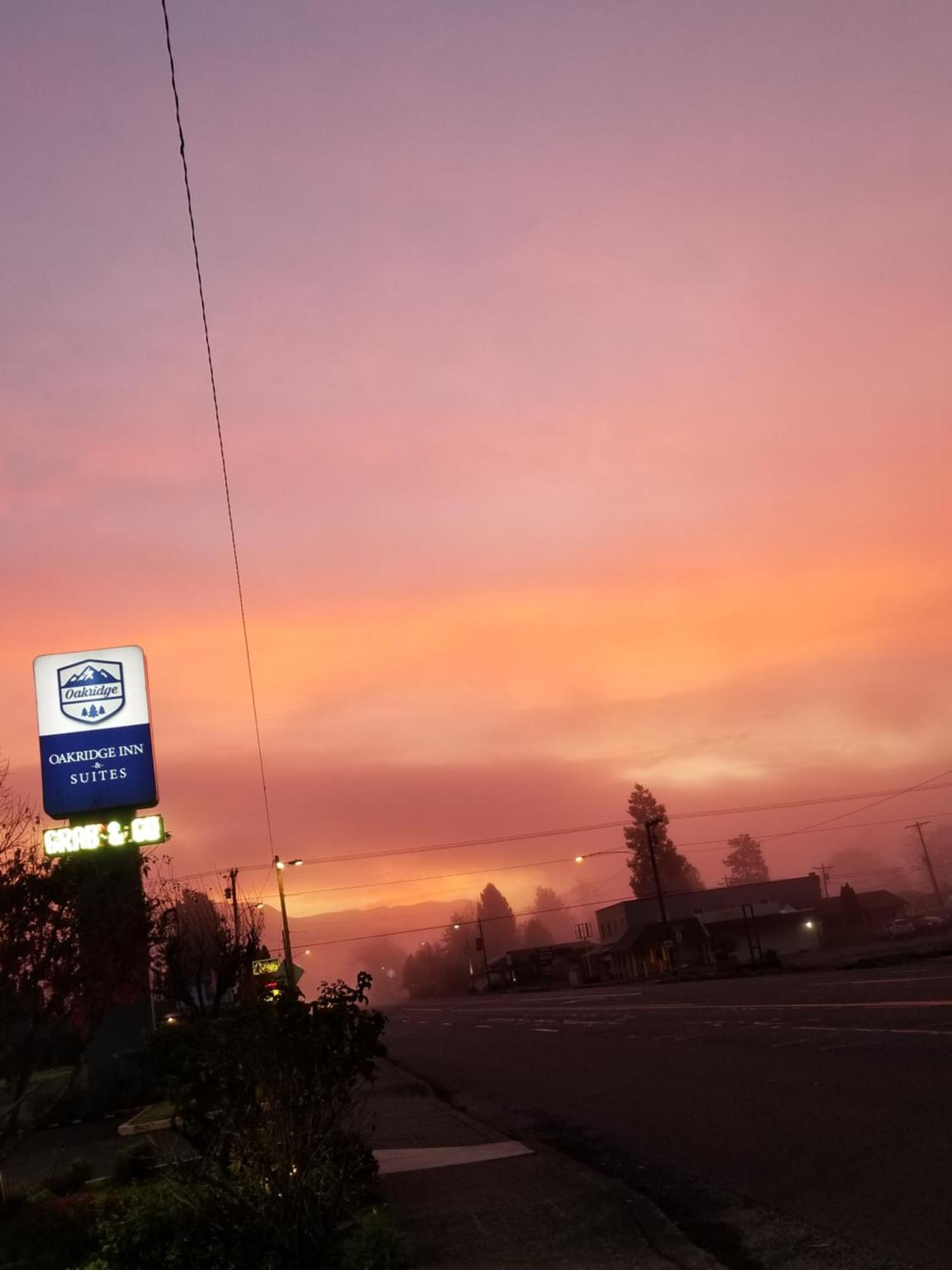 Oakridge Inn & Suites Εξωτερικό φωτογραφία