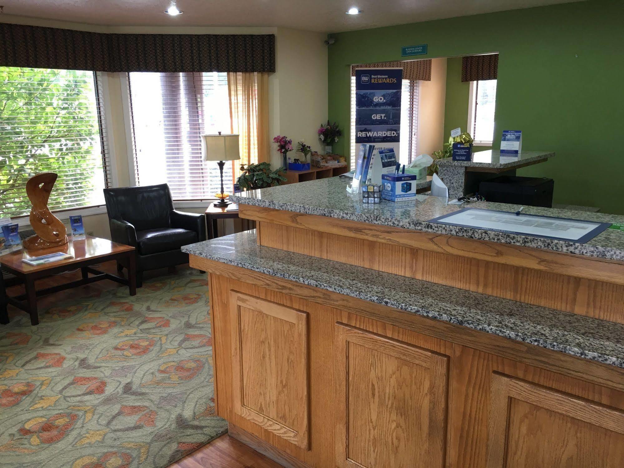Oakridge Inn & Suites Εξωτερικό φωτογραφία